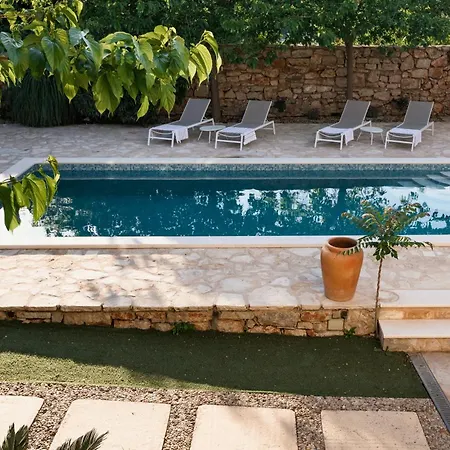 Estelle, Timeless Design In Ancient Stone
